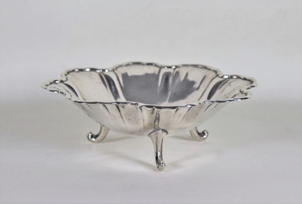 Round fruit bowl in embossed silver with arched edge, supported by three curved feet, gr. 270