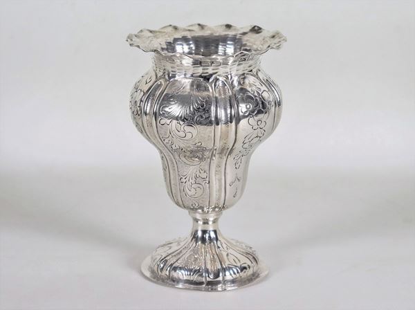 Antique small amphora vase in embossed and chiseled silver, jagged edge, gr. 250