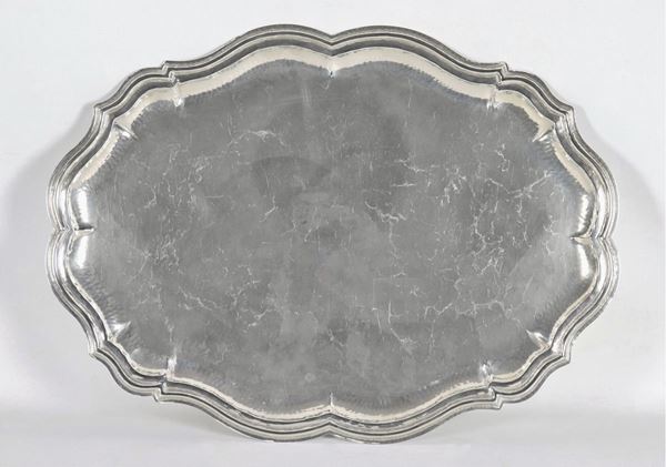 Large oval tray in silver-plated and hammered metal, with ribbed and embossed edge