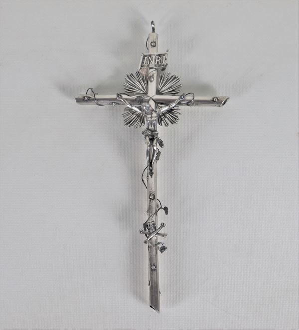 Antique small crucifix in chiseled and embossed silver, gr. 140