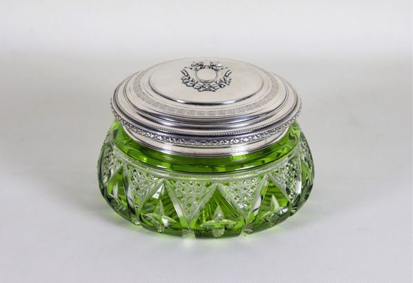 Round box in green Bohemian crystal, with chiseled and embossed silver lid