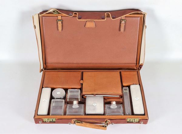 Travel toiletry set, in 925 silver and crystal, enclosed in a leather case with defective canvas lining