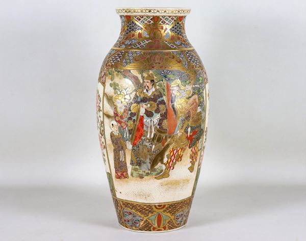 Japanese vase in Satsuma polychrome porcelain, decorated with enamels in relief with floral motifs and scenes of oriental life