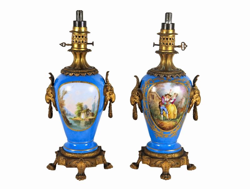 Coppia di lampade a petrolio in porcellana celeste di Sèvres, con lumeggiature in oro zecchino, r...