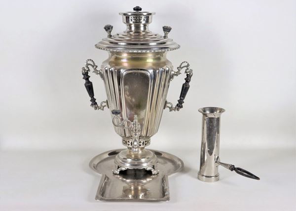 Samovar in embossed and chiselled silver metal with wooden handles, tray and chimney. Signed with inscription and dated 1898