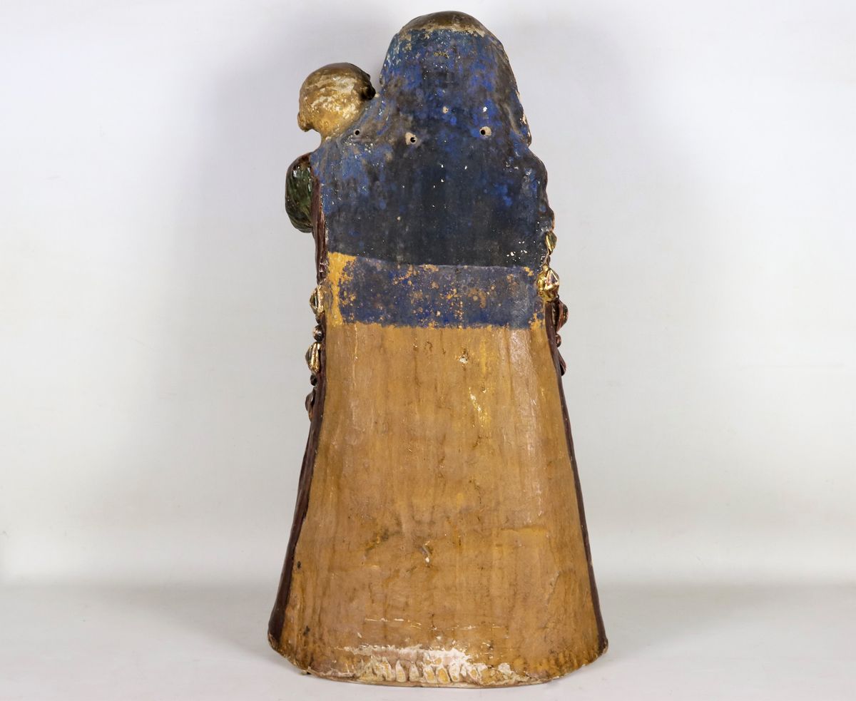 Scultura "Madonna con Bambino" in gesso patinato e policromo