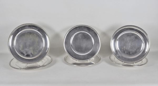 Lot of six round serving plates in silver-plated metal of various sizes