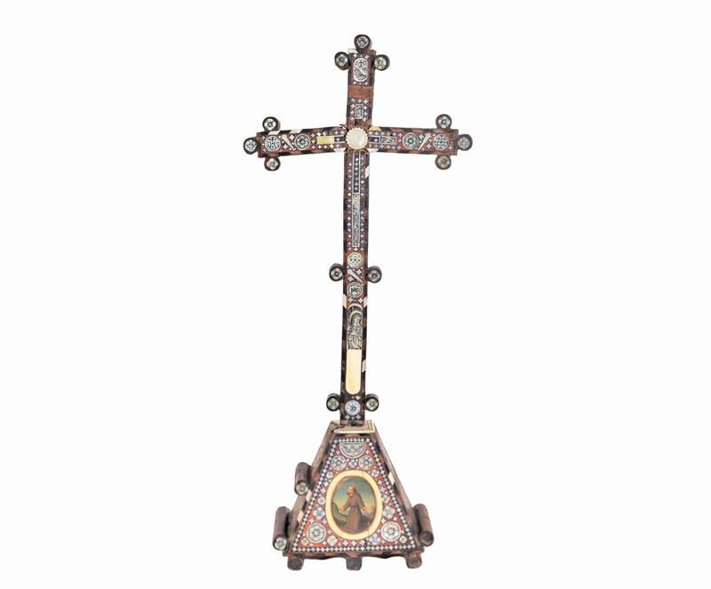 Antica croce in noce con applicazioni in madreperla e avorio, sulla base miniatura dipinta "Santo...