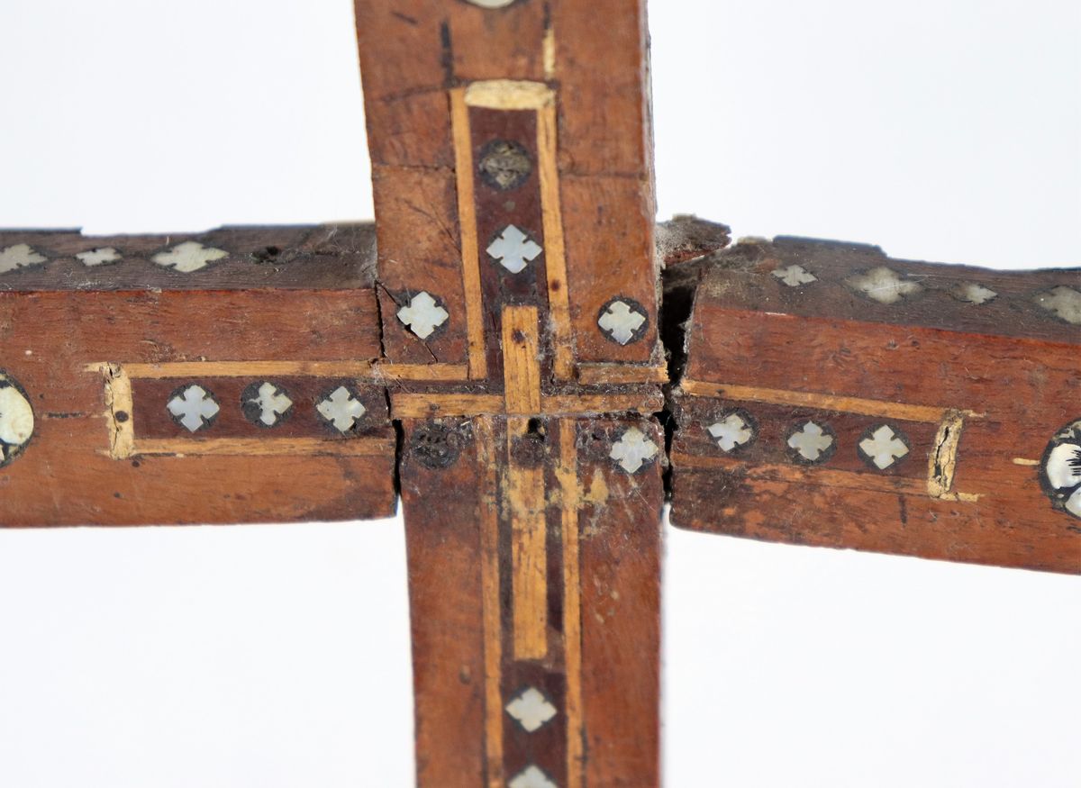 Antica croce in noce con applicazioni in madreperla e avorio, sulla base miniatura dipinta "Santo...