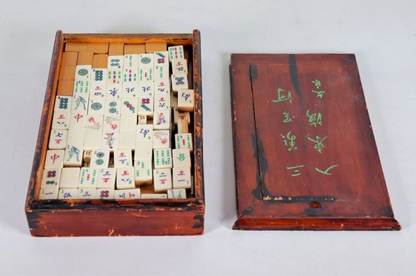 Scatola con gioco cinese da tavolo "Mah Jong", all'interno pedine ed istruzioni