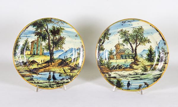 Coppia di piatti da muro in maiolica con decorazioni policrome a motivi di "Paesaggi"