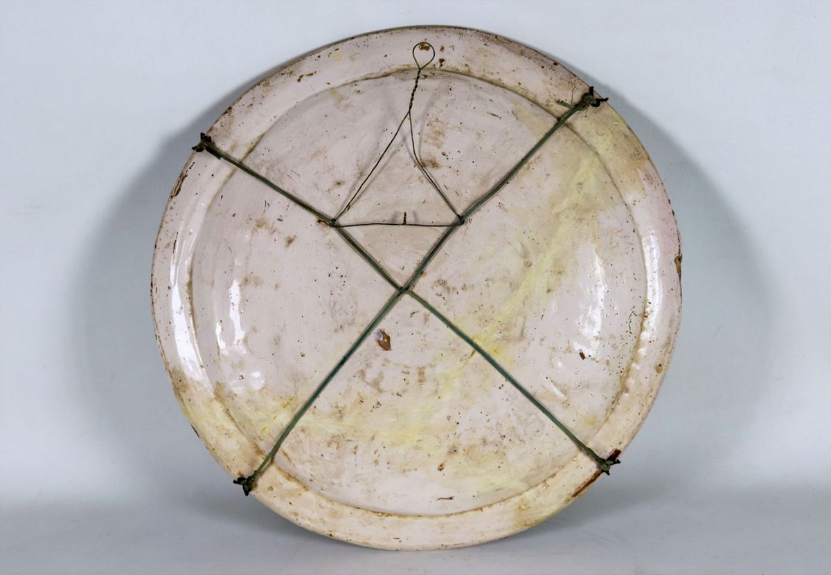 Piatto da parata in maiolica con decorazioni dipinte a motivo di "Marina con paesaggio". Restauri...