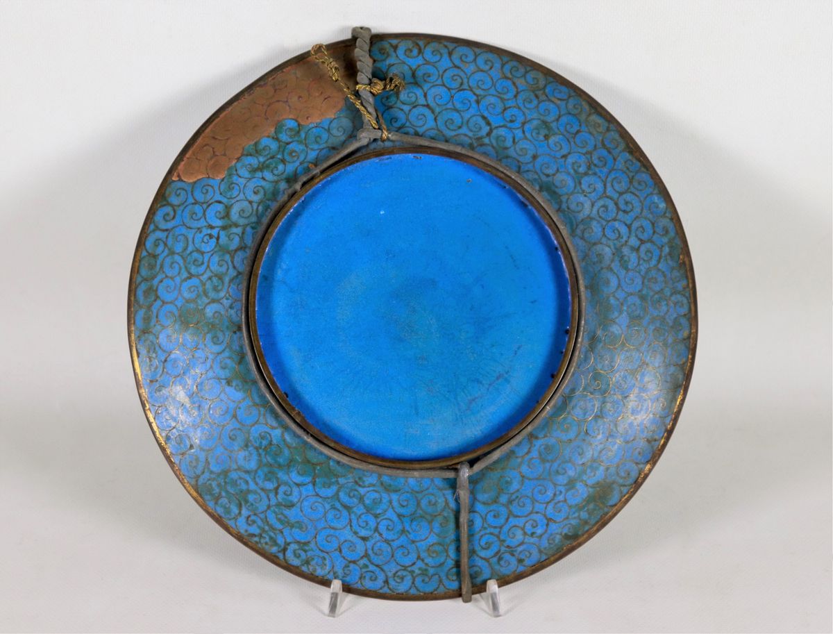 Piatto in smalto cloisonnè a fondo azzurro, con decorazioni in vari smalti a motivi di "Uccelli e...