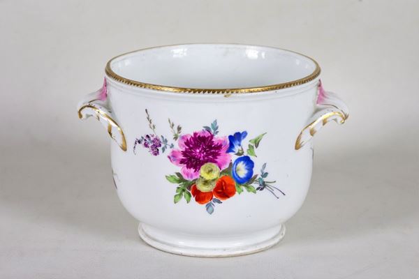 Small cachepot in white Meissen porcelain, with colorful decorations with motifs of bunches of flowers, edge in pure gold