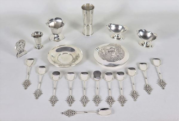 Lot in chiseled and embossed silver (20 pcs), gr. 450