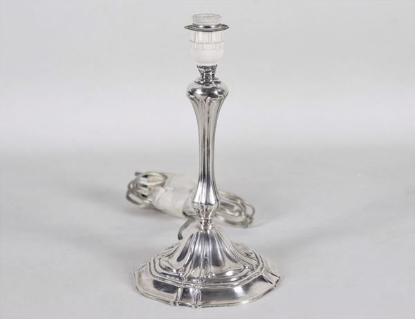 Chiseled and embossed silver candlestick, gr. 100