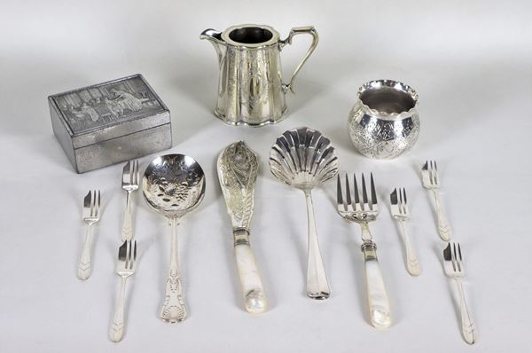 Antique lot in embossed and chiseled silver metal (13 pcs)