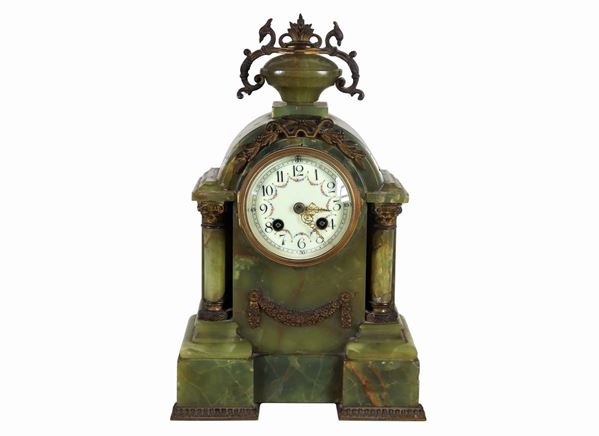 French table clock in green onyx marble, in the shape of a small temple with bronze trimmings. Embellished enamel dial