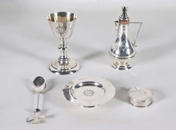 Set da viaggio in argento per funzioni religiose, Epoca Edoardo VII, astuccio in pelle con placca in argento sul coperchio (5 pz)