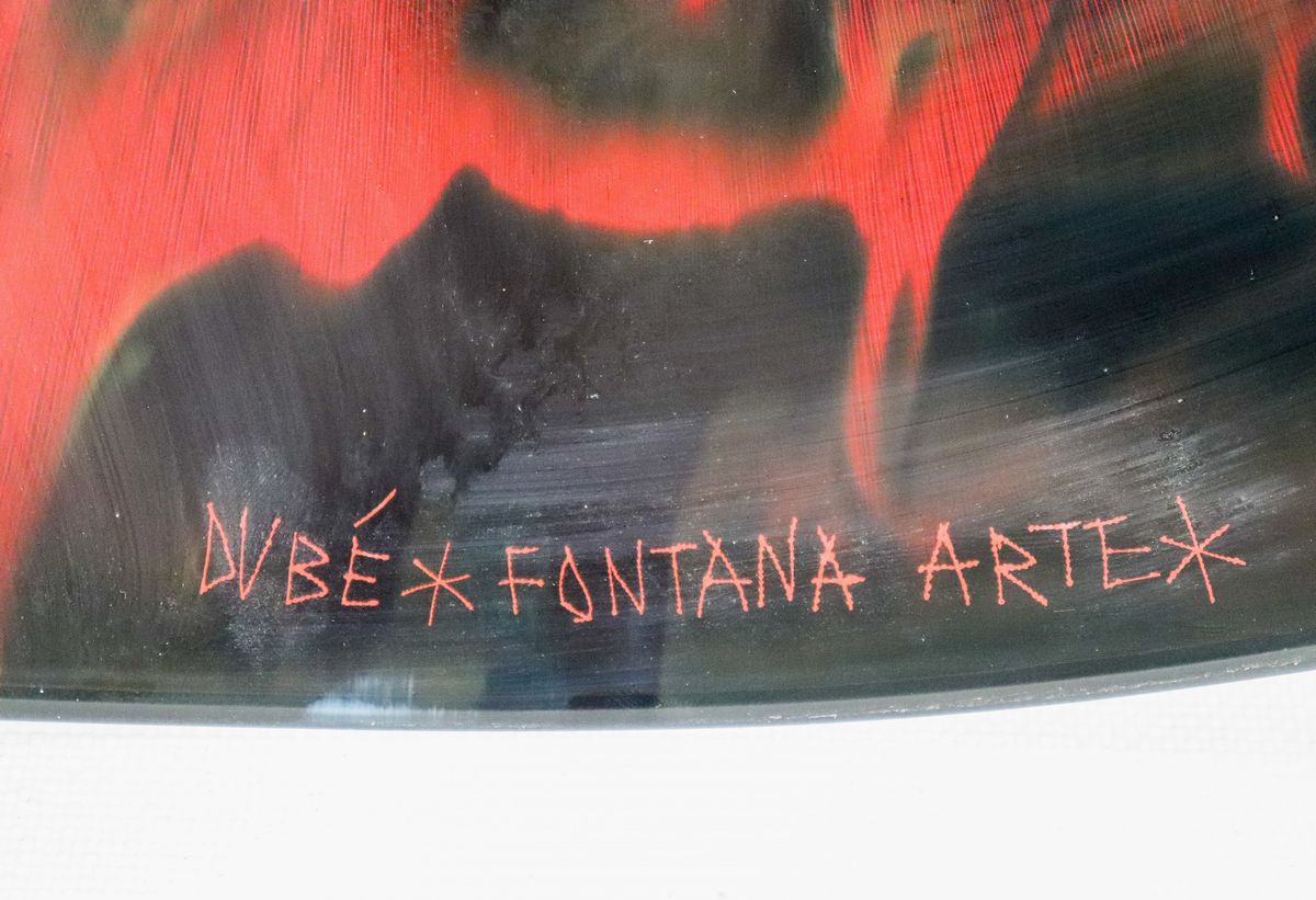 Grande piatto in vetro lavorato a colature e macchie rosse, firmato Dubè * Fontana Arte *