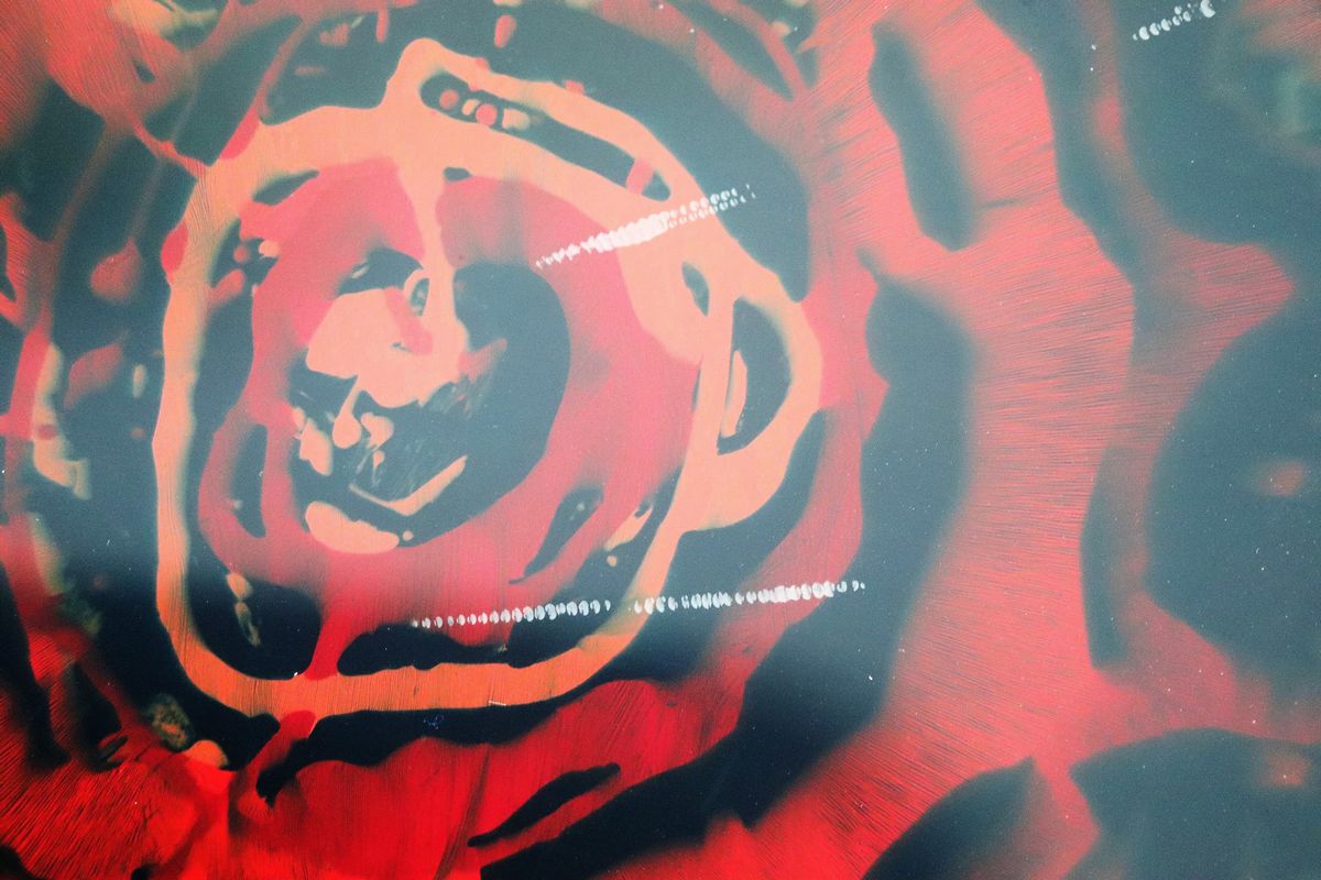 Grande piatto in vetro lavorato a colature e macchie rosse, firmato Dubè * Fontana Arte *