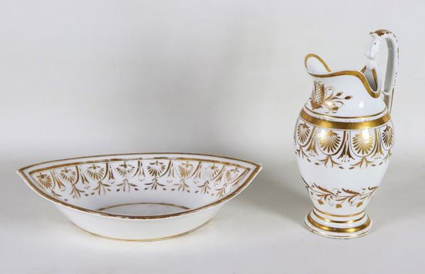 Basin and jug from the Empire period, in white porcelain with pure gold decorations with neoclassical palmette motifs