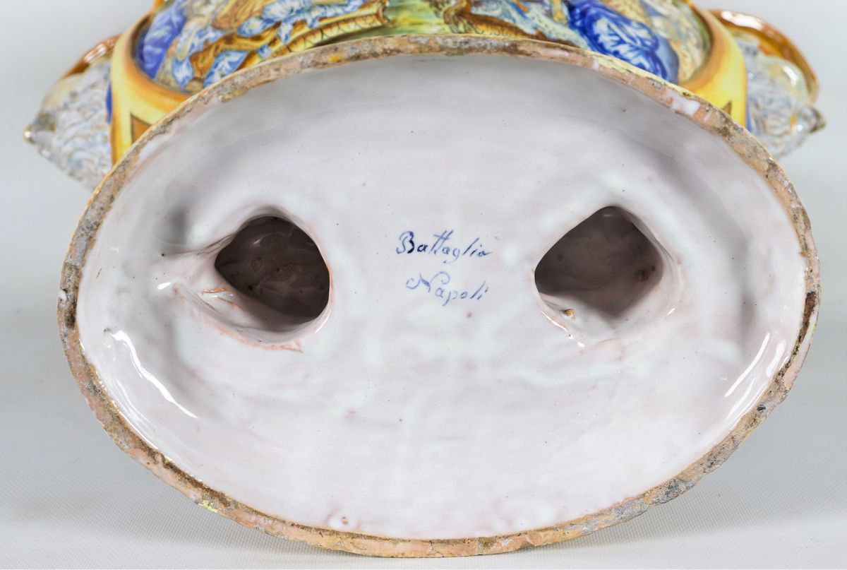 Grande centrotavola in maiolica smaltata policroma, con scene mitologiche, mascheroni, delfini e ...
