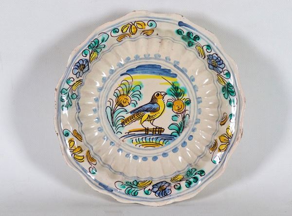 Crespina in maiolica lustrata San Quirico d'Orcia, con decorazioni variopinte a motivi floreali e uccello al centro