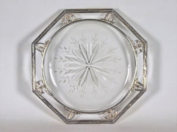 Octagonal plate in engraved crystal, with trimmings on the edge in chiseled and embossed silver with Empire motifs