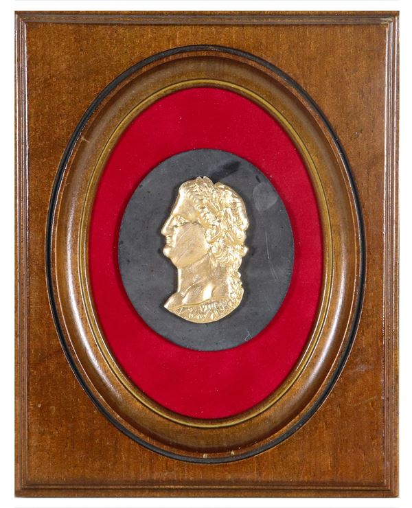 Piccolo medaglione ovale in marmo con busto dell'Imperatore Otone in gesso dorato