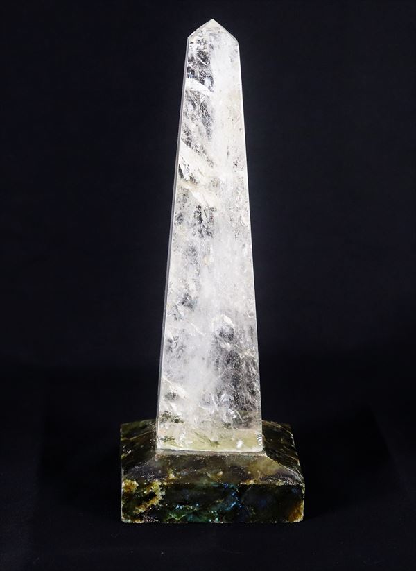 Piccolo obelisco in cristallo di Rocca con basetta quadrangolare in marmo
