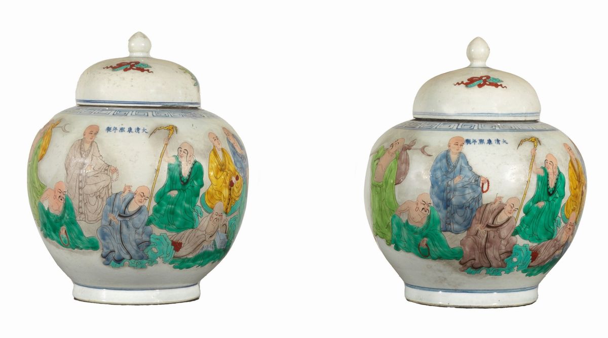 Coppia di grandi potiches con coperchi in porcellana, decorate con smalti policromi a rilievo con...