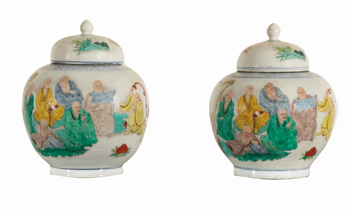 Coppia di grandi potiches con coperchi in porcellana, decorate con smalti policromi a rilievo con...
