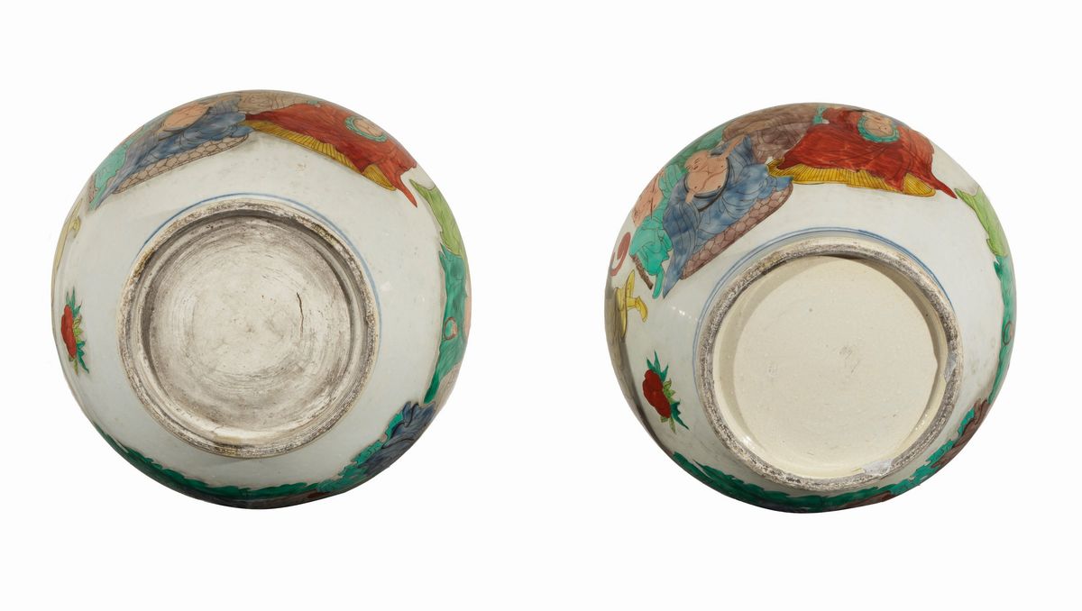 Coppia di grandi potiches con coperchi in porcellana, decorate con smalti policromi a rilievo con...