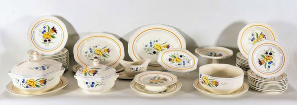 Plate service in Belgian BOCH F.es La Louvière porcelain, with decorations in polychrome enamels of flowers (77 pcs)