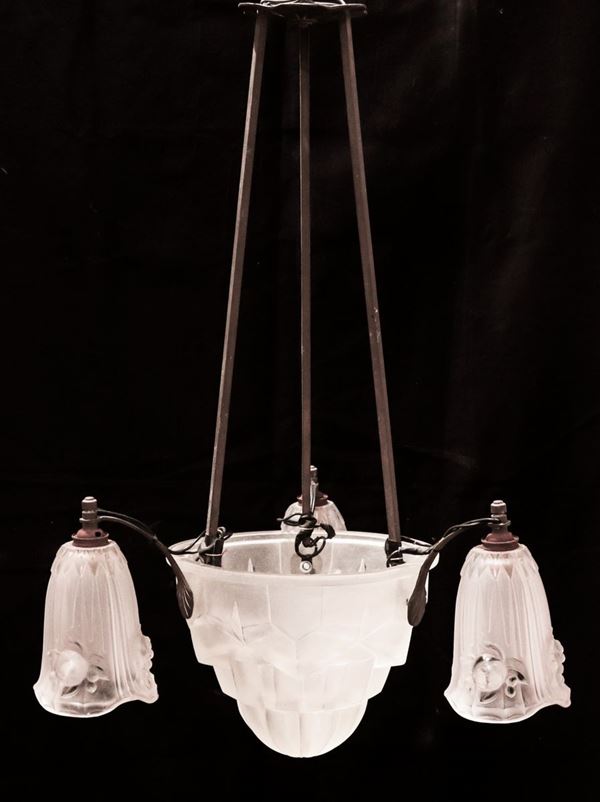 Lampadario Decò francese in cristallo satinato e metallo, 4 luci