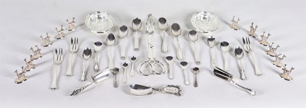 Lot in chiseled and embossed silver, gr. 620