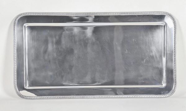 Vassoio rettangolare da portata in argento, con bordo cesellato e sbalzato a motivi Impero, gr. 1400