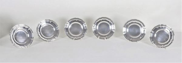 Lotto di sei piattini per il pane in argento con bordi cesellati, leggermente differenti, gr. 680