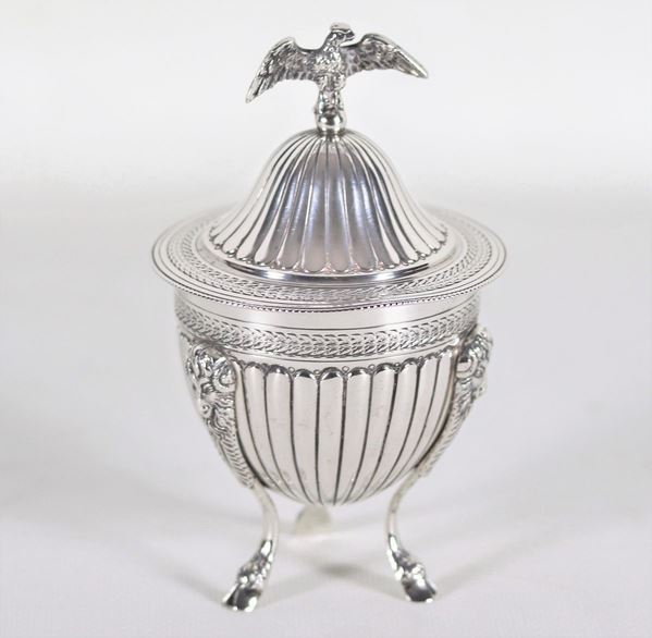 Empire amphora sugar bowl in chiseled and embossed silver, with pommel in the shape of an eagle, supported by three goat-headed feet, gr. 210