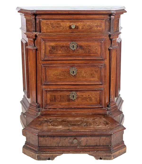Ancient Roman Louis XV kneeler in walnut and briar walnut, with four drawers and a fifth in the step below, two doors on the sides