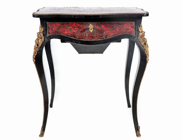 Tavolino da lavoro francese Napoleone III, a forma rettangolare centinata in legno ebanizzato con intarsi alla maniera Boulle in tartaruga rossa e filettature in metallo dorato