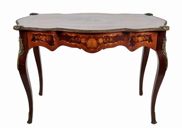 Tavolo da centro francese Napoleone III, a forma rettangolare centinata, in noce, ebano viola e bois de rose, interamente intarsiato a motivi di volute floreali, mazzetti di fiori e conchiglie