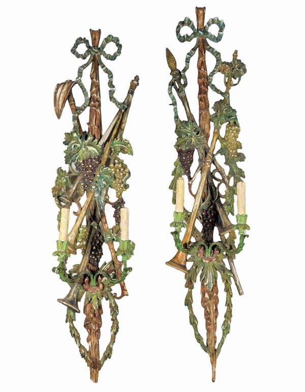 Coppia di appliques in legno decorato e policromato con intagli a motivi Luigi XVI, 2 luci ciascuna