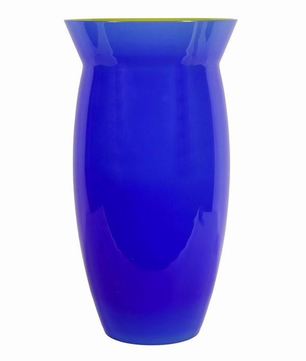 Grande vaso in vetro soffiato di Murano blu con interno in giallo