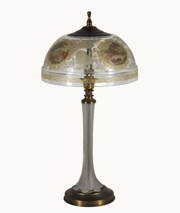 Lampada da tavolo in cristallo, con decorazioni incise e dipinte di medaglioni con paesaggi contadini e lumeggiature in oro zecchino. Firmata