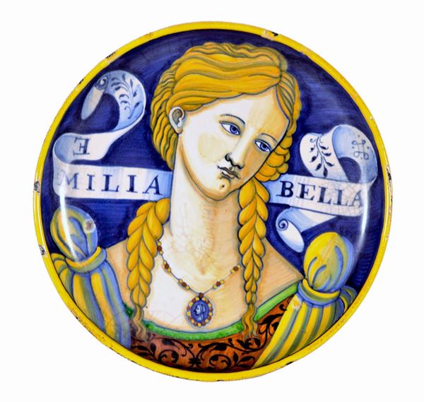 Crespina amatoriale in maiolica Casteldurante, con al centro decorazione variopinta "Emilia Bella"