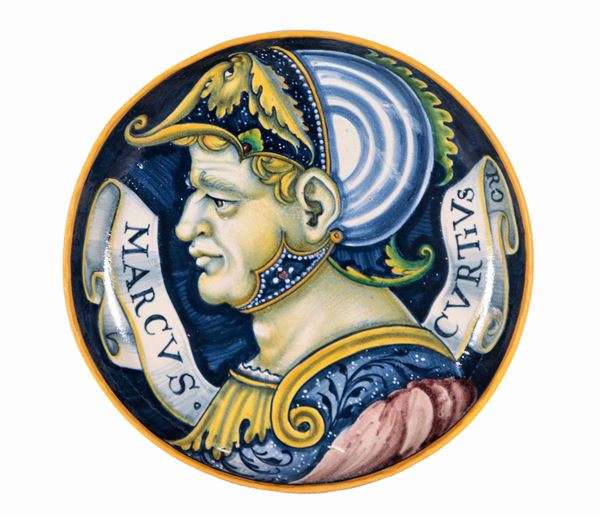 Crespina in maiolica Casteldurante, con al centro decorazione variopinta "MARCVS CVRTIVS"