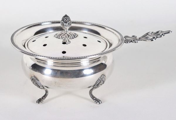Porta pot-pourri in argento cesellato e sbalzato a motivi Impero, con manico e quattro piedini leonini, gr. 300