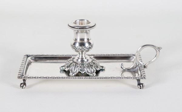 Bugia in argento cesellato e sbalzato, con manico ricurvo e quattro piedini leonini, gr. 250